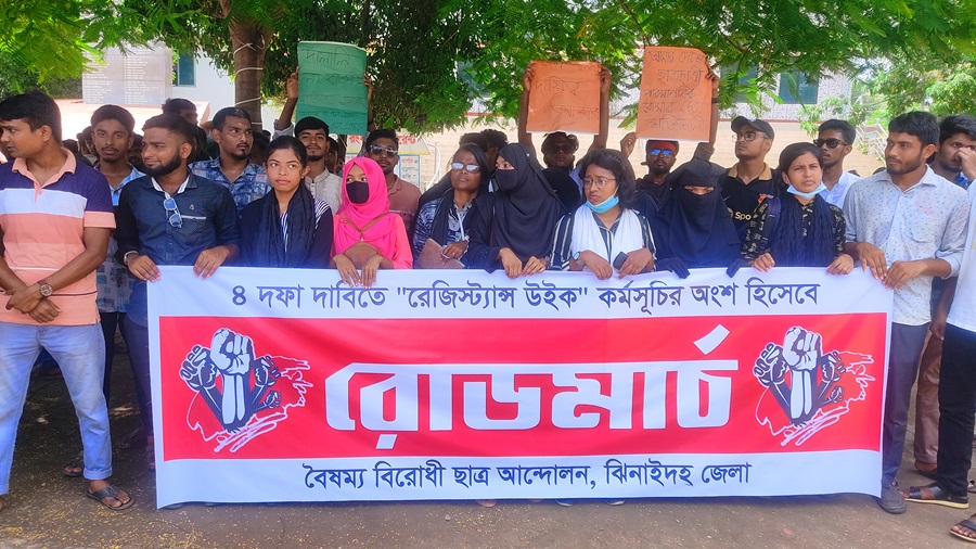 U oyoqlarini yoyib, cho‘kkalab o‘tirdi.