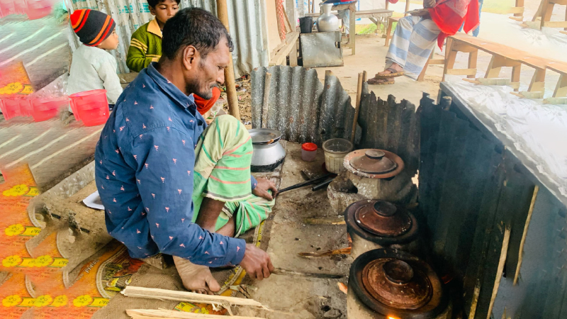 শীতের পিঠা বিক্রি করে চলে সংসার