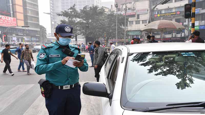 রাজধানীতে ট্রাফিক আইন লঙ্ঘনে ডিএমপির ১৫৯৪ মামলা