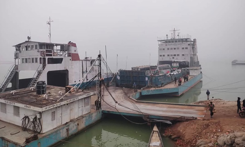 ঘন কুয়াশায় মধ্যরাত থেকে ফেরি চলাচল বন্ধ