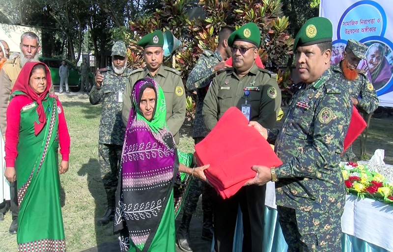 কুড়িগ্রামে আনসার-ভিডিপি’র সদস্যদের শীতবস্ত্র বিতরণ