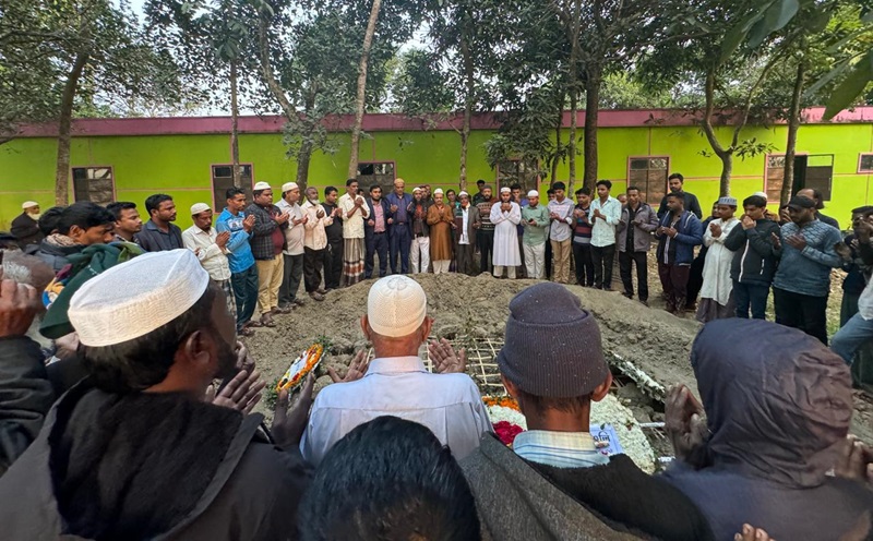 হারিছ চৌধুরীর কবর জিয়ারতে নেতাকর্মী ও এলাকাবাসীর ভিড়