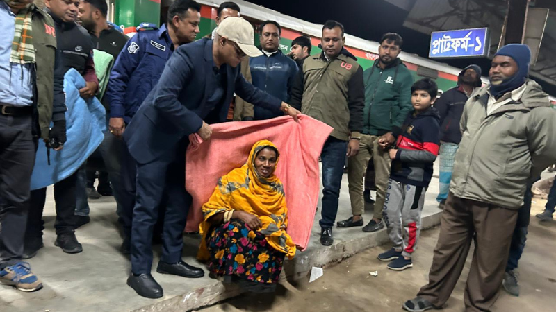 মধ্যরাতে শীতার্তের গায়ে কম্বল জড়িয়ে দিলেন জয়পুরহাটের এসপি