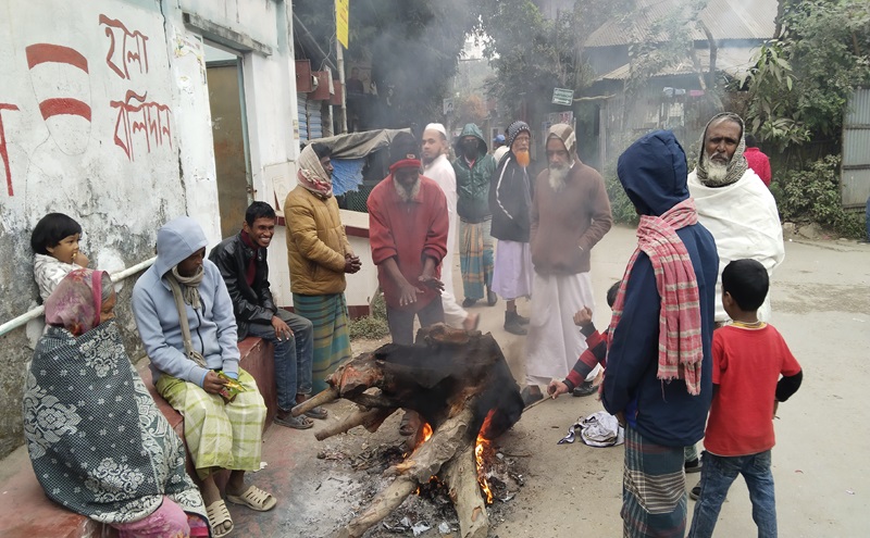 কনকনে শীতে কাঁপছে মানিকগঞ্জ