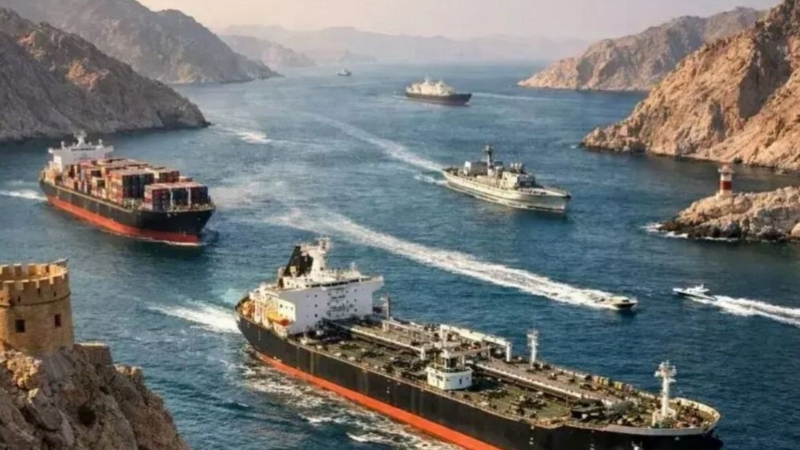 ইরানের অবরোধে আটকা ২ হাজারের বেশি পণ্যবাহী জাহাজ