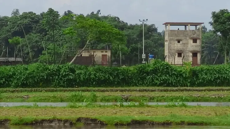সীমান্তে বাংলাদেশির সঙ্গে ধস্তাধস্তি, রাইফেল ফেলে পালালো বিএসএফ সদস্য