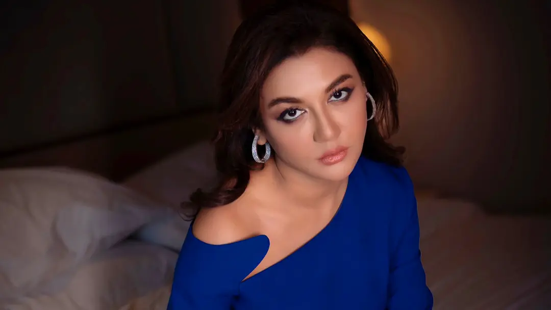 নীল রং আমাতেই সাজে